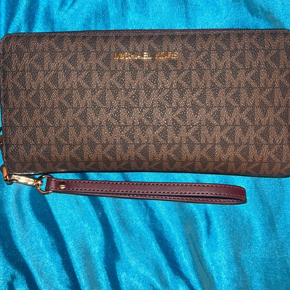 I am selling a Michael Kors wallet BRAND NEW NEVER USED!!
